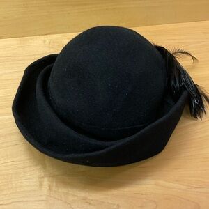 Vintage Denise Bonnecarrere Modes Mar.44.38 Black Hat with Feather Trim